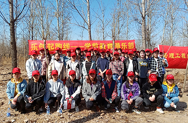 正定管理工程系植樹合影小.jpg