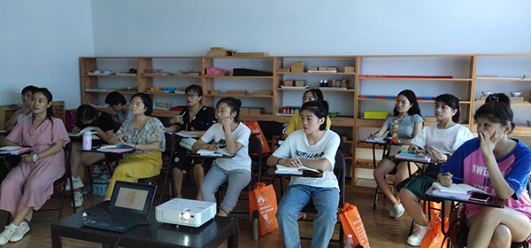 園長(zhǎng)2小.JPG